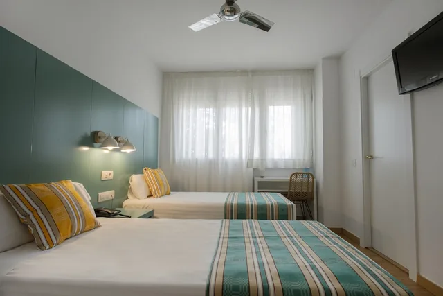غرفة قياسية بسريرين منفصلين، Yomo Hostal BCN Port 1/4