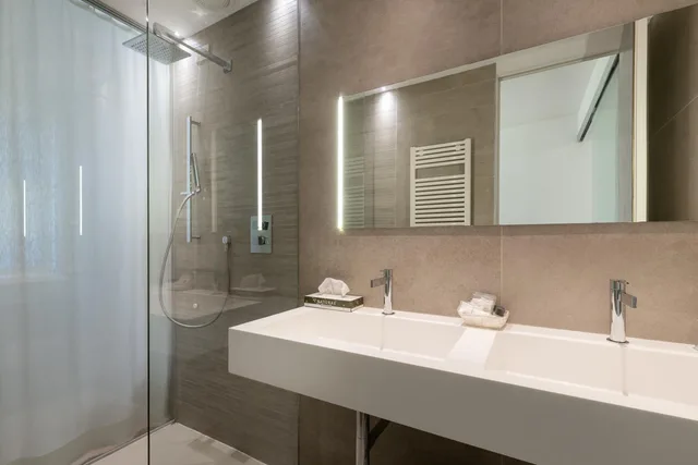 جناح بجاكوزي، Hotel Polo 9/10