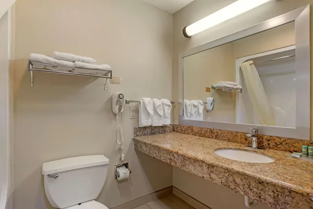 غرفة بسرير كينج مع أريكة، Best Western Ville Platte 4/4