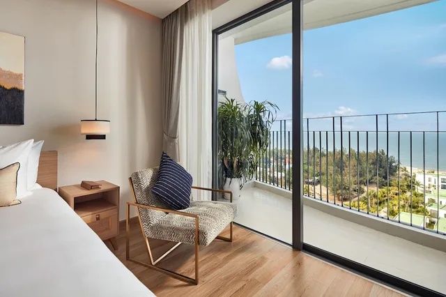 غرفة سوبيريور بسرير كينج بإطلالة على البحر، Wyndham Royal Beachfront Resort & Spa Hoi An Danang 10/10