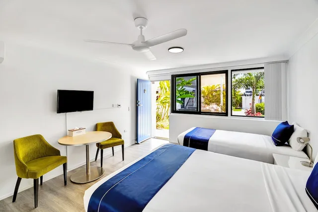 غرفة تقليدية بسرير كوين وسرير فردي بمطبخ صغير، Montego Mermaid Beach Motel 5/8