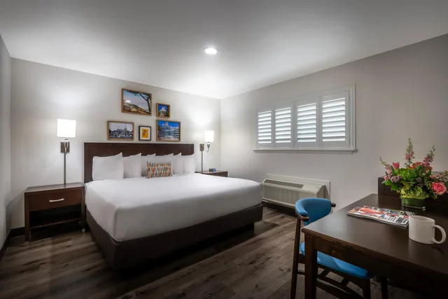 2 Bedrooms, Plus, Single, King Bed, 2 Queen Beds، Alpine Inn Near Convention Center And the Park 8/10