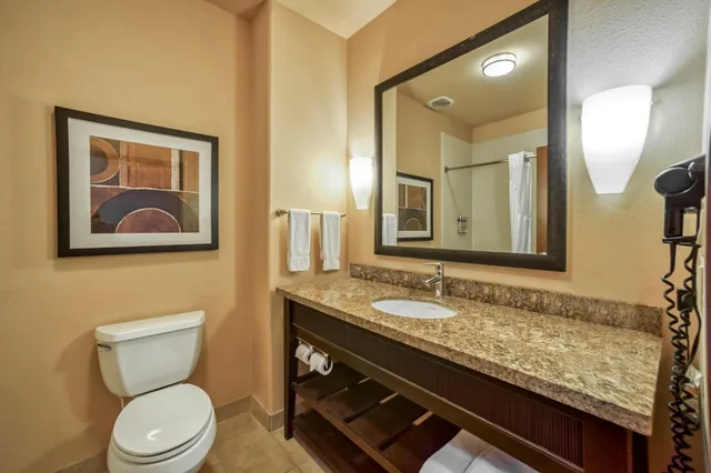 جناح بسريرين كوين مع أريكة، Holiday Inn Express Suites Beeville 8/10