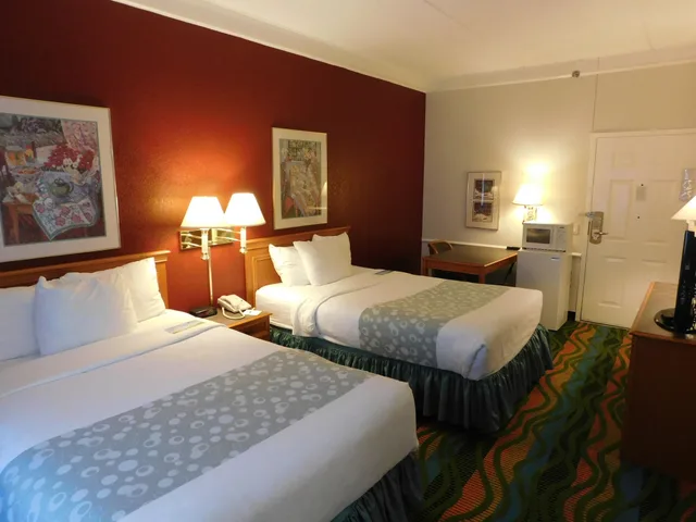 غرفة بسريرين مزدوجين، Days Inn & Suites by Wyndham Arlington Heights 5/10