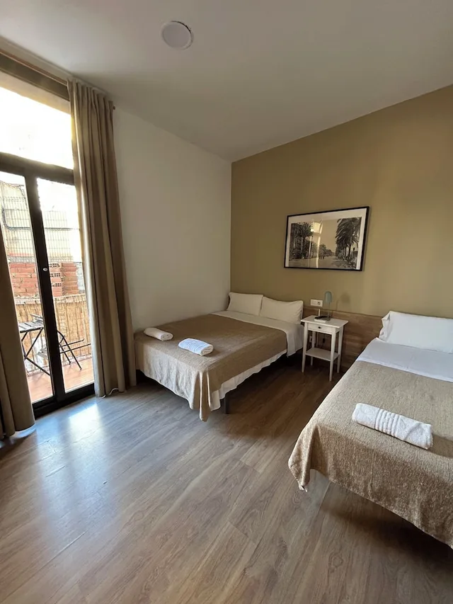 غرفة بسرير مزدوج وسرير فردي بغرفة نوم واحدة مع سرير إضافي بحمام خاص، Hostal Delfos 5/10
