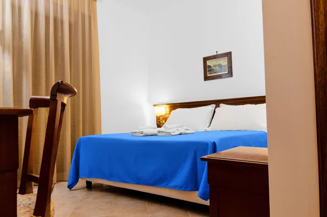 غرفة بسريرين مزدوجين بإطلالة على البحر، Hotel Villa de Pasquale 1/6