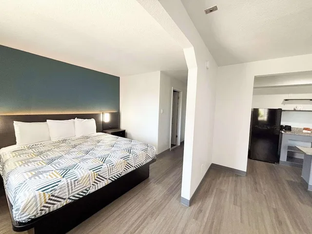 غرفة بسرير كينج بمطبخ صغير، Hotel Irving DFW Airport North 1/2