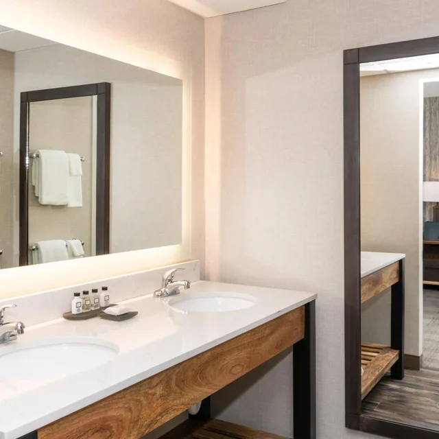 غرفة بسريرين كينج مع أريكة، Cherry Valley Hotel 7/7