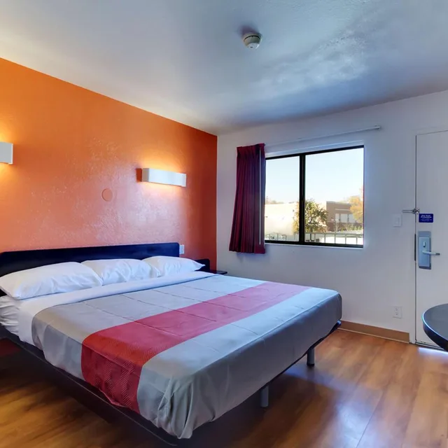 غرفة بسرير كينج لغير المدخنين، Motel6 Capitol Heights, MD - Washington 2/5