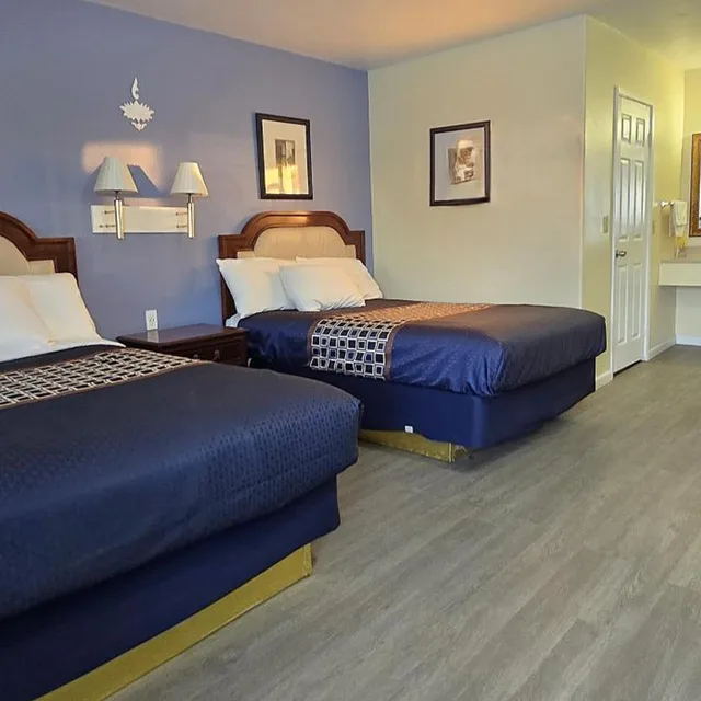 غرفة بسرير كينج وسريرين كوين، Rodeway Inn & Suites Blythe I-10, CA 3/10