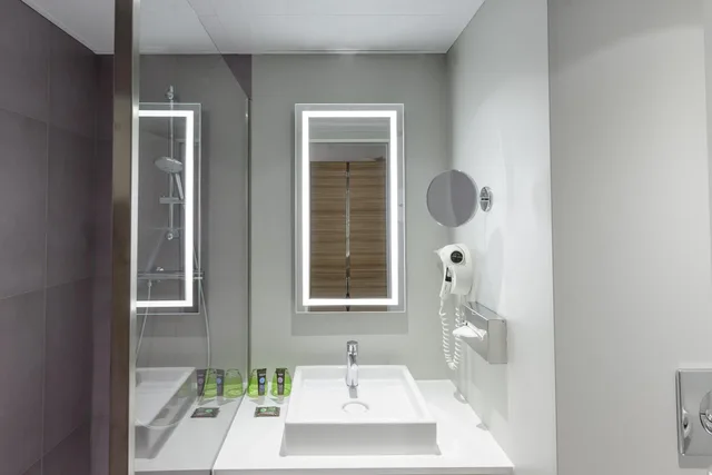غرفة تنفيذية بسرير كينج وسرير كوين مع أريكة، Novotel Koeln City 6/6