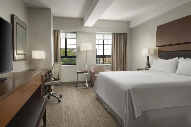 غرفة تقليدية بسرير كينج، The Westin Portland Harborview 1/6
