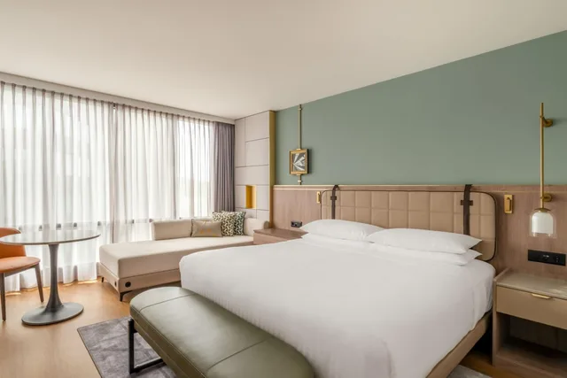 Guest Room, Superior, King Bed, Main Building, Zurich Marriott Hotel 5/10