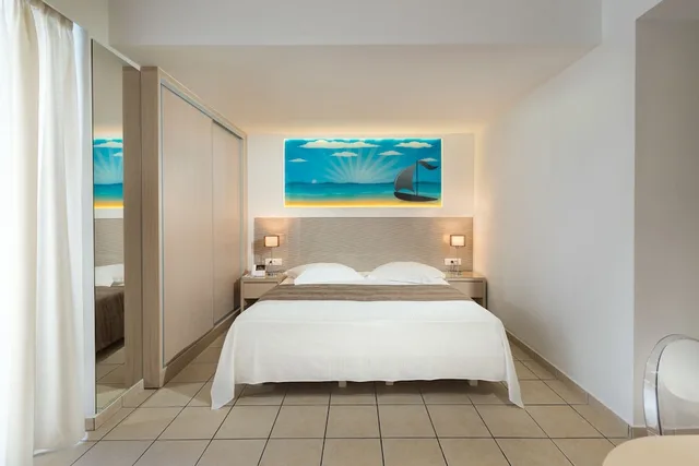 Studio, Twin Beds, Alexandra Hotel 1/4