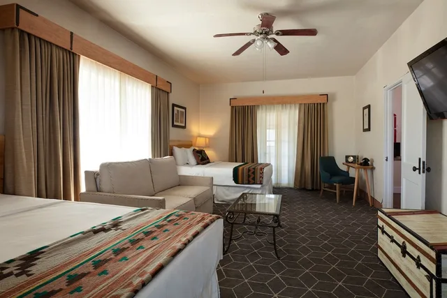 جناح عائلي بسريرين مزدوجين وسرير كينج بغرفة نوم واحدة مع أريكة، El Rancho Hotel 1/3
