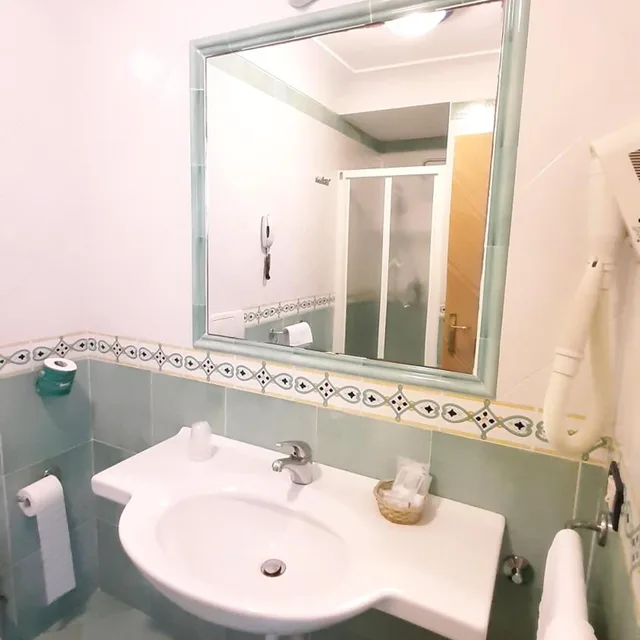 غرفة ثلاثية، Albatros Hotel 5/7