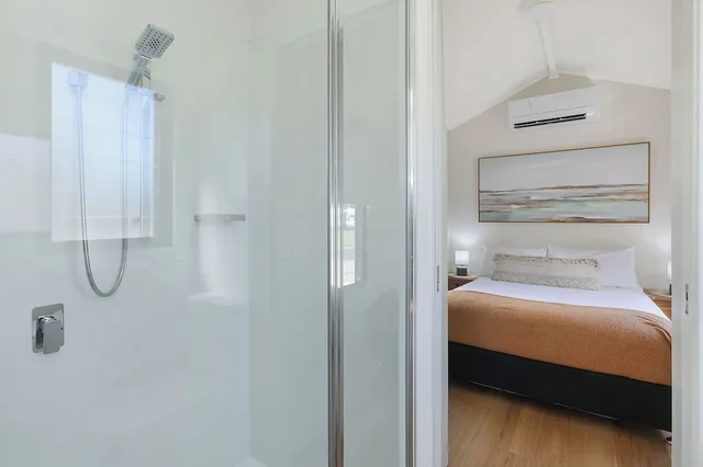 Tiny Home, Double Bed, Pet Friendly, Reflections Holiday Park Ferry Reserve 3/3