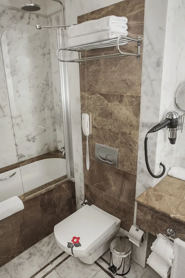 غرفة كومفورت ركنية بسرير كوين، Corinne Hotel 5/9