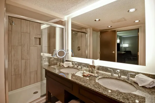 جناح رئاسي بسرير كينج بحوض جاكوزي، DoubleTree by Hilton Augusta 3/4
