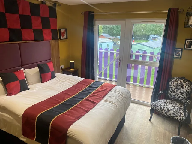 غرفة كومفورت بسرير مزدوج وسرير بطابقين، Gullivers Hotel 1/2