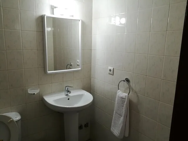 غرفة ثلاثية، Hotel L Albera 3/4