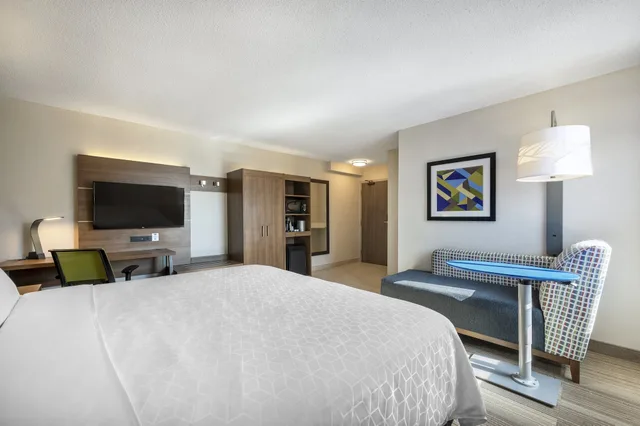 Standard, King Bed, Extra Floor Space، Holiday Inn Express Toronto Downtown 4/9