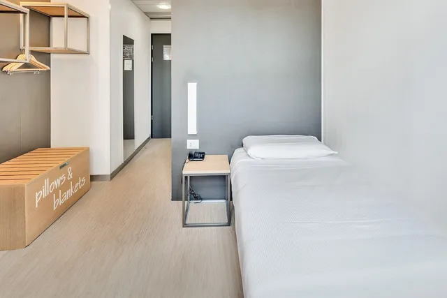 غرفة مفردة قياسية بسرير كوين، B&B Hotel Milano Aosta 4/10