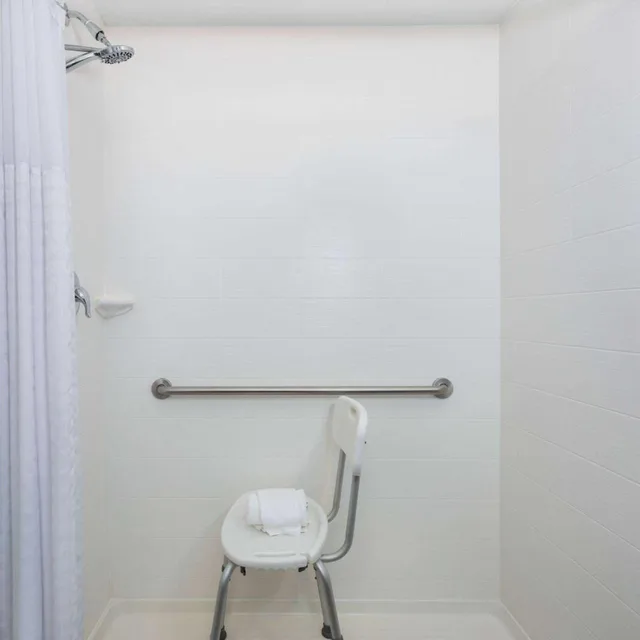 غرفة بسريرين كوين لذوي الإعاقة، La Quinta Inn & Suites by Wyndham Bonita Springs Naples N. 10/10