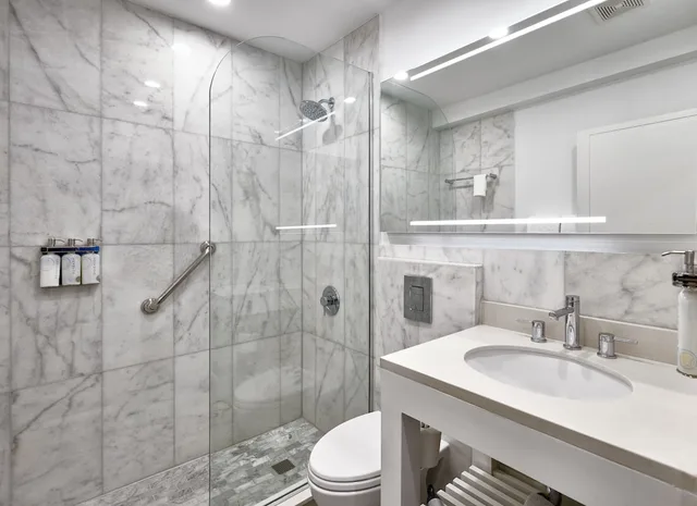 2 Bedrooms, Loft, Penthouse, Suite, 2 Queen Beds, Balcony, Kitchenette، R Hotel Kingston 5/6