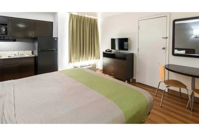 Room, King Bed, Studio6 Arlington, TX 4/5