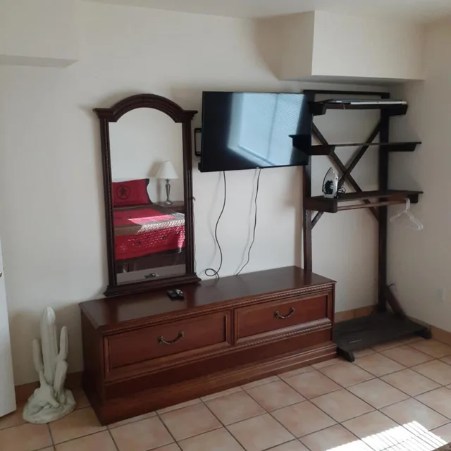 جناح بسرير كينج مع أريكة، Stagecoach Suites 2/4