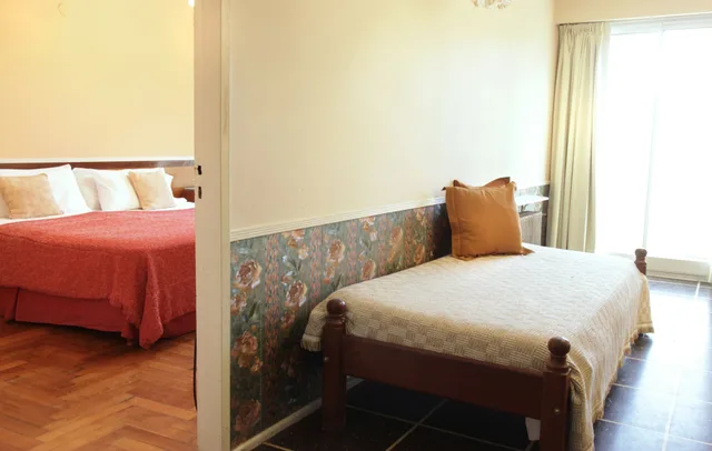 Room, Quintuple, 1 Double and 3 Single Beds، Hotel Lyon 5/10