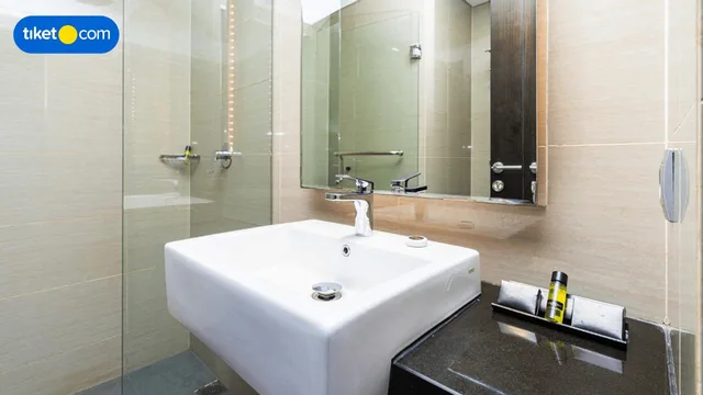 Groovy, Double Bed، Midtown Hotel Samarinda 2/4
