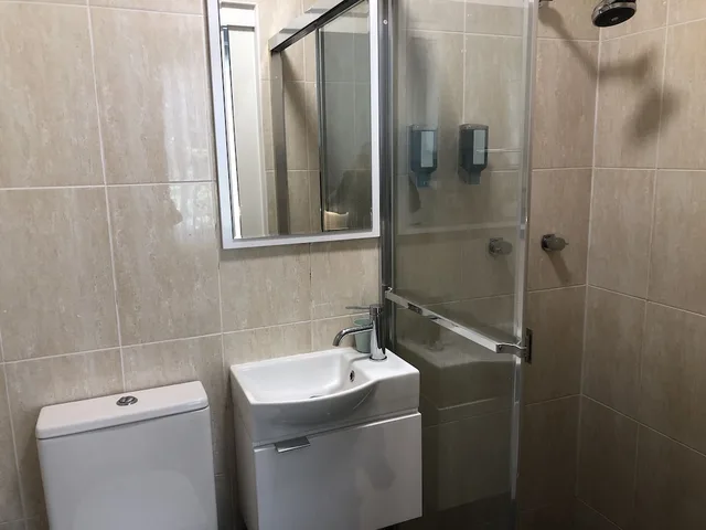 غرفة عائلية رباعية بسرير مزدوج وسريرين منفصلين بحمام خاص، Carnarvon Lodge Kirribilli, Sydney 2/3