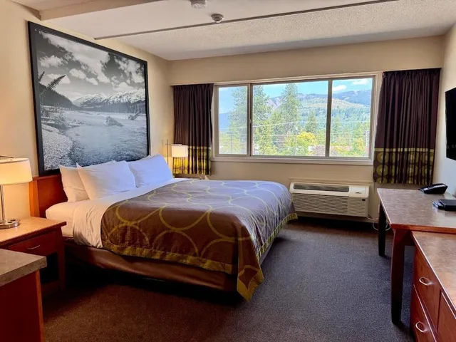 غرفة بسرير كينج بمطبخ صغير، Super 8 by Wyndham Castlegar BC 2/8