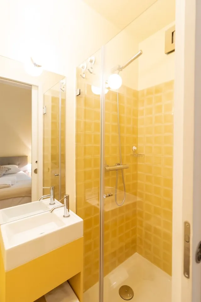 Economy, Queen Bed, No Window، 1898 Home and Suites 3/3
