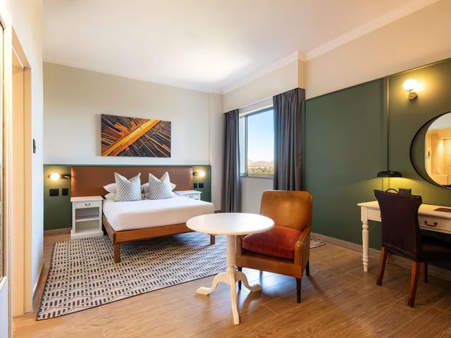 غرفة كلاسيكية بسرير مزدوج بإطلالة على المسبح، Movenpick Hotel Windhoek 1/7