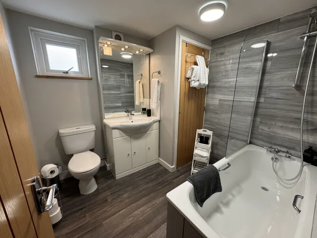 Executive, Twin Beds, 1 King and 1 Single Beds, Spilman Hotel 8/10