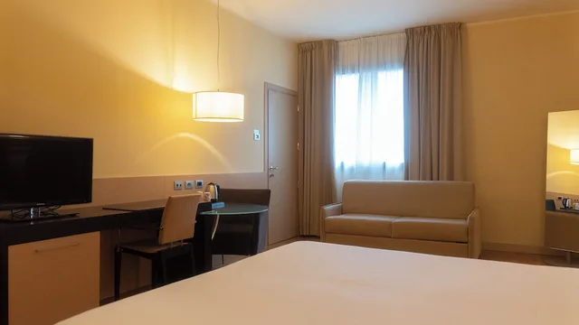 غرفة تنفيذية بسريرين منفصلين مع أريكة، Hotel Cruise 7/10