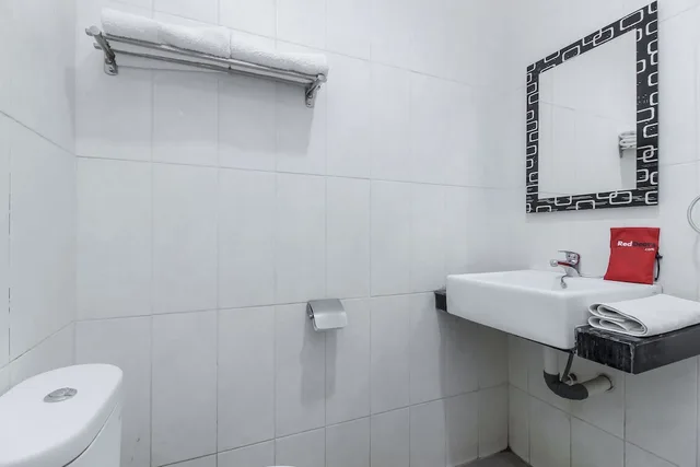 غرفة بسرير مزدوج، Reddoorz Near Gua Sunyaragi 6/6