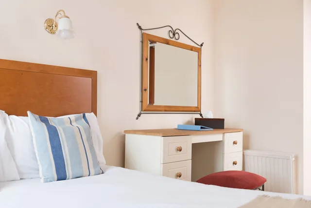 Basic, Double Bed, Great Western Hotel 4/7