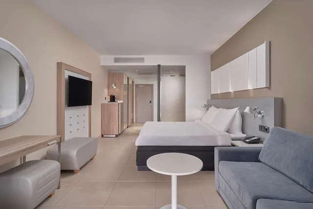 غرفة سوبيريور بسرير كينج بإطلالة على المسبح بشرفة، Radisson Blu Resort Spa Gran Canaria Mogan 4/10