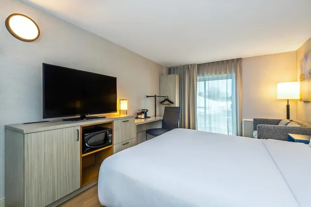 Upgrade, King Bed, Comfort Inn Gatineau 3/4