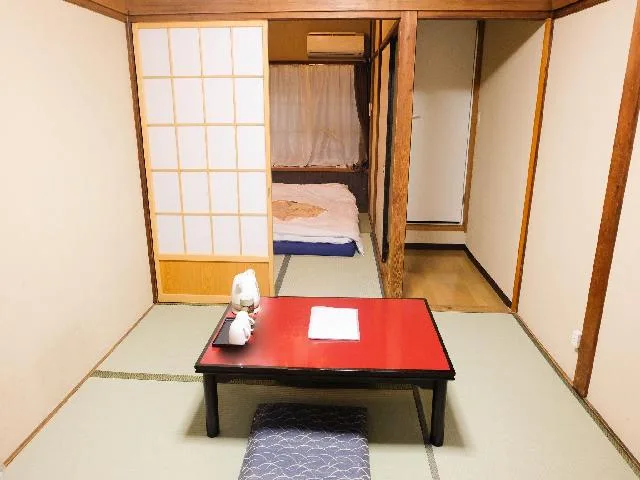 غرفة يابانية بفرشتي فوتون، Ryokan Katsutaro 1/1