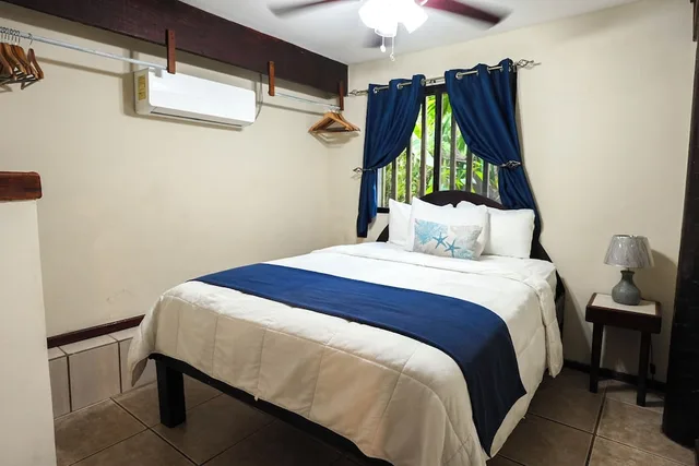 بنغل ملكي بسريرين كوين، West Bay Lodge 2/9