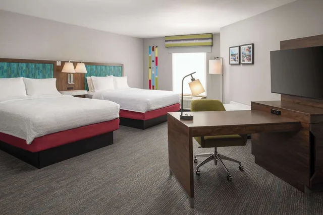 Studio, 2 Queen Beds, Hampton Inn and Suites Seattle-Airport/28th Ave 2/6
