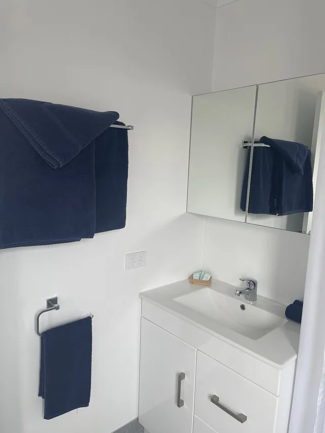Elite, 1 Queen and 3 Bunk Beds, Ocean Front، Napier Beach Kiwi Holiday Park and Motels 7/7