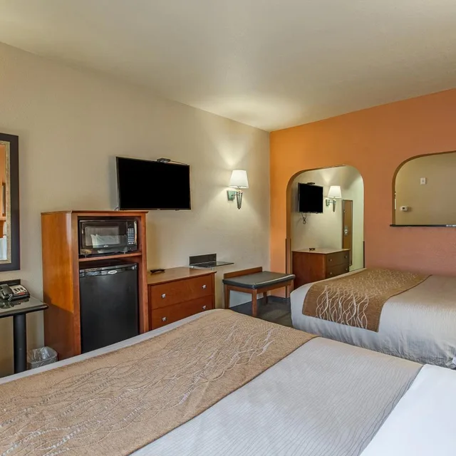 جناح جونيور، Hotel Ruidoso - Midtown 5/7