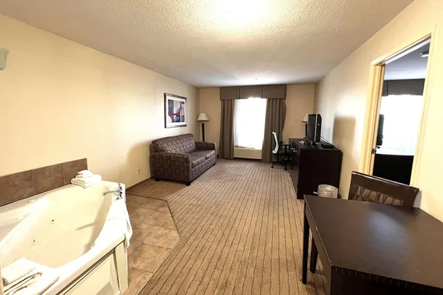جناح بسرير كينج بغرفة نوم واحدة، Ramada by Wyndham Prince Albert 1/5