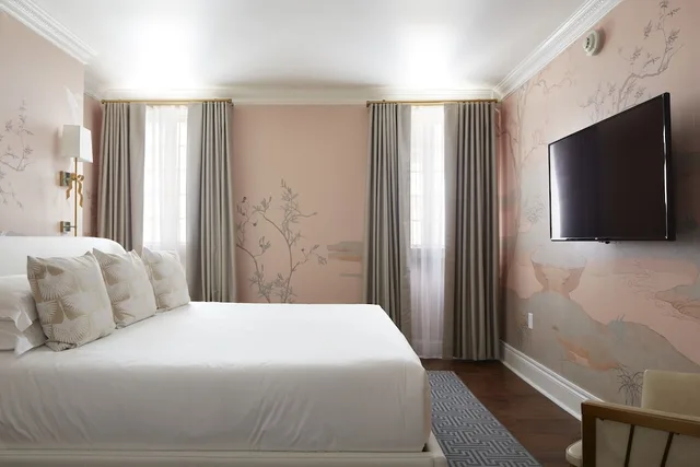 1 Bedroom, Suite, King Bed, Rittenhouse 1715 2/5